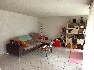 Wohnzimmer mit Balkon